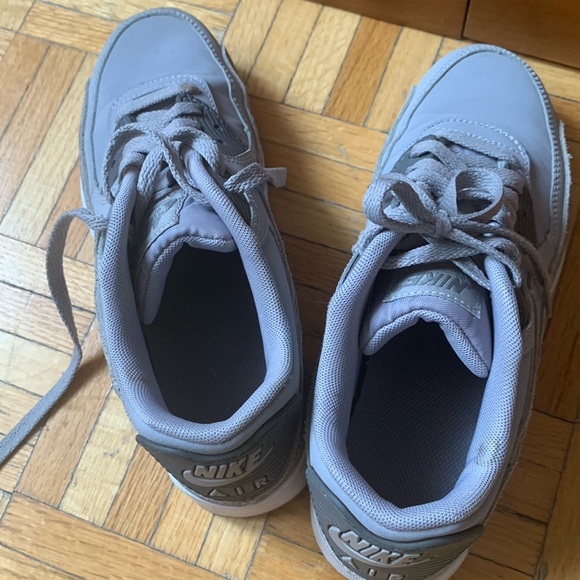 Excellent condition grey white Nike Air Sneakers 6 Youth or 7.5 in women’s - Picture 3 of 8